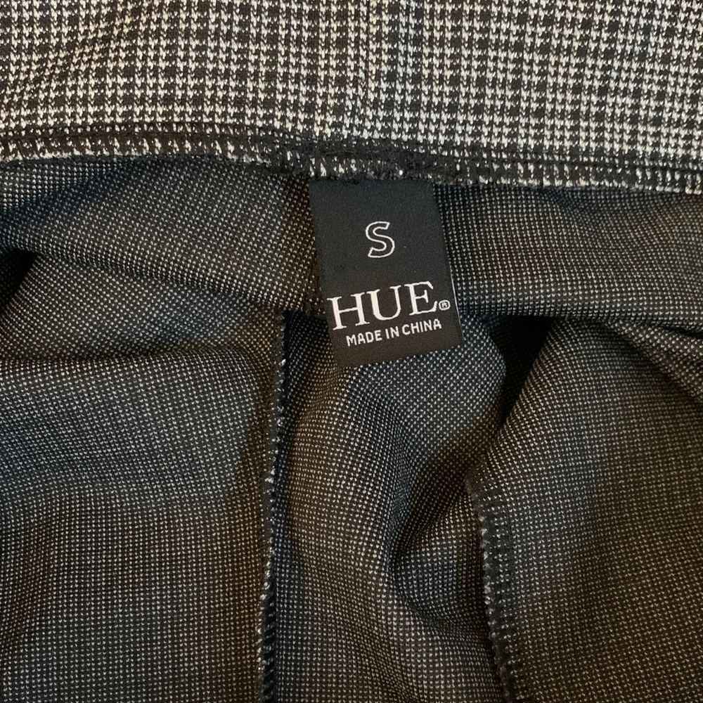 HUE Women's Black and White Patterned Cropped Pants